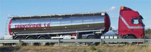 Camión cisterna de nuestra empresa: Transduran, transporte de líquidos, circulando por la carretera.